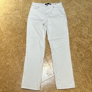 Gently worn Gloria Vanderbilt Amanda white jeans size 8